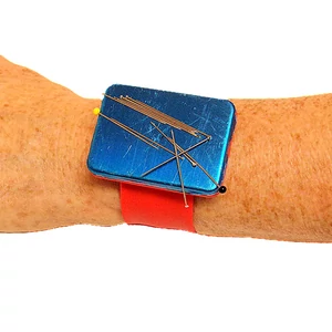 Csuklóra való gombostű tartó mágnes