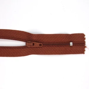 RT0 sima világos barna cippzár